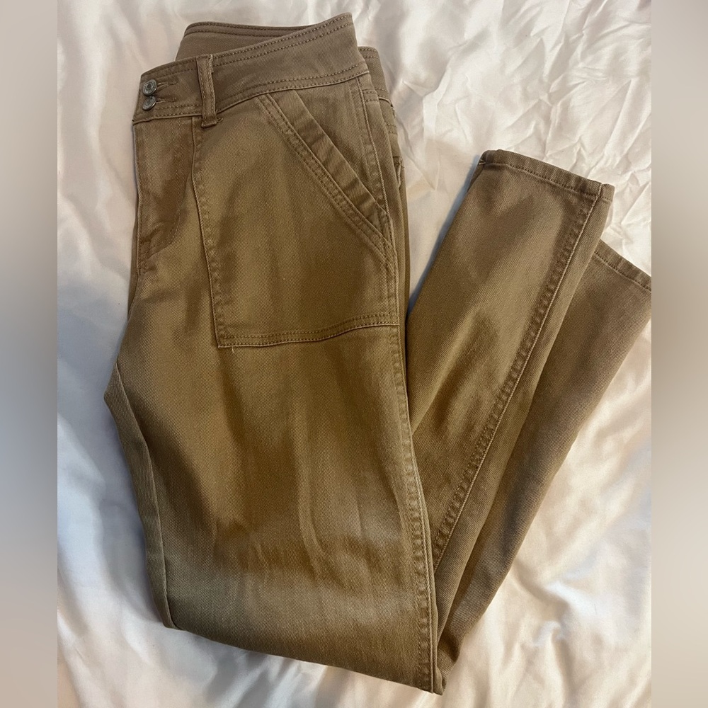 Low waisted cargo pants, khaki, stretchy material